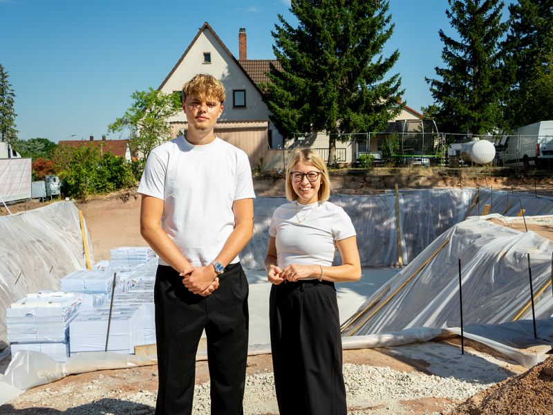 Jan Hellstern und Lisa Metscher vor einem Baufeld