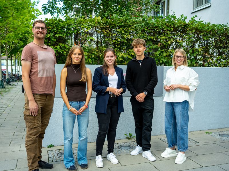 3 Azubis und 2 Ausbilder