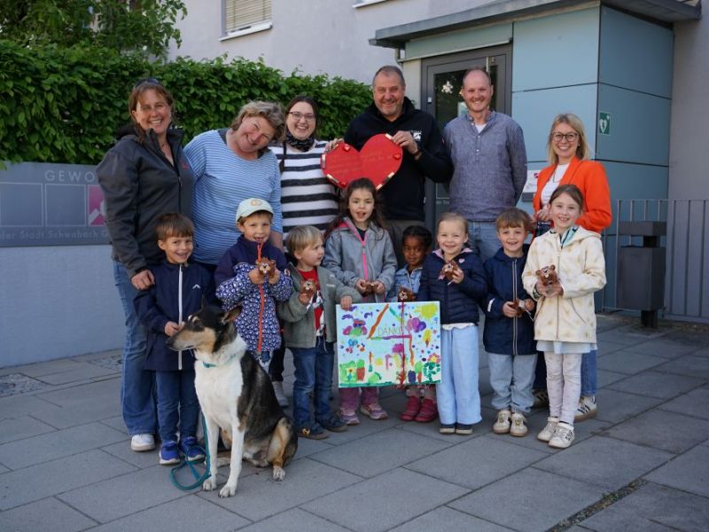 Kindergartengruppe mit Hund