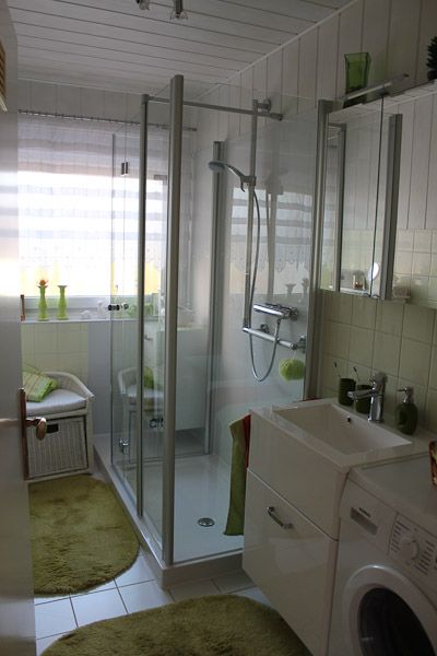 Nacher: Geräumige Dusche mit niedriger Schwelle, Waschmaschine in der Wohnung